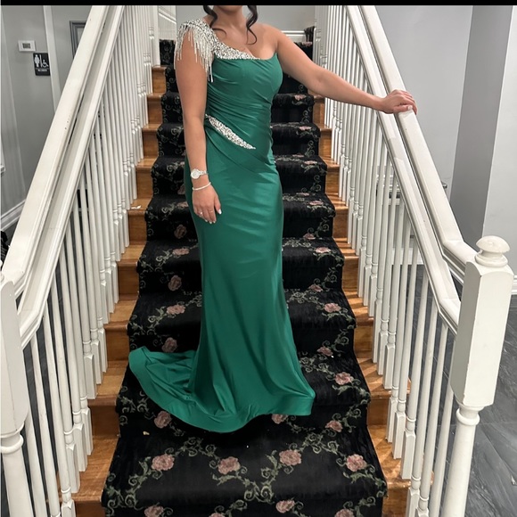 PS23389 EMERALD portia and Scarlett gown - Picture 10 of 11